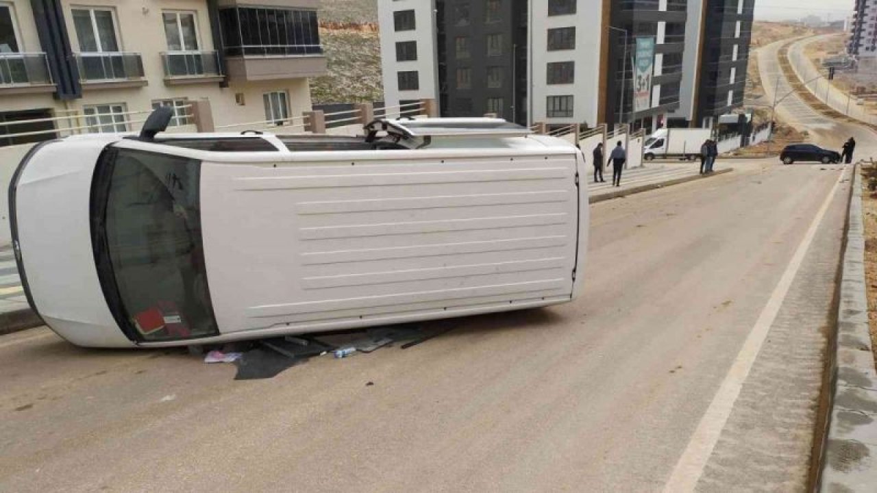 Son Dakika: Gaziantep’te otomobille çarpışan minibüs devrildi: 4 yaralı...Video Haber