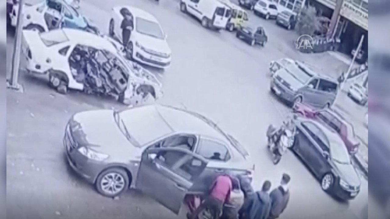 Video Haber...Gaziantep'te motosiklet ile otomobilin çarpışma anı güvenlik kamerasına yansıdı