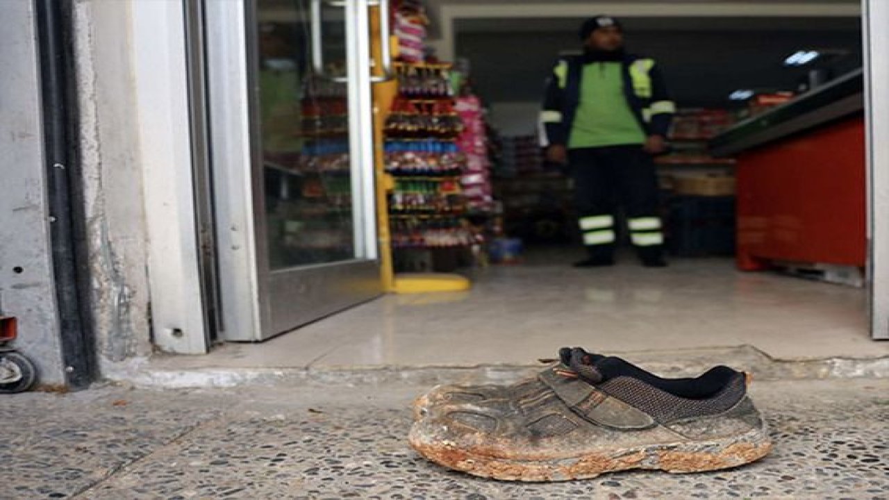 Gaziantep'te belediye işçisinden ağlatan hareket! Market kirlenmesin diye ayakkabısını çıkardı.Video Haber