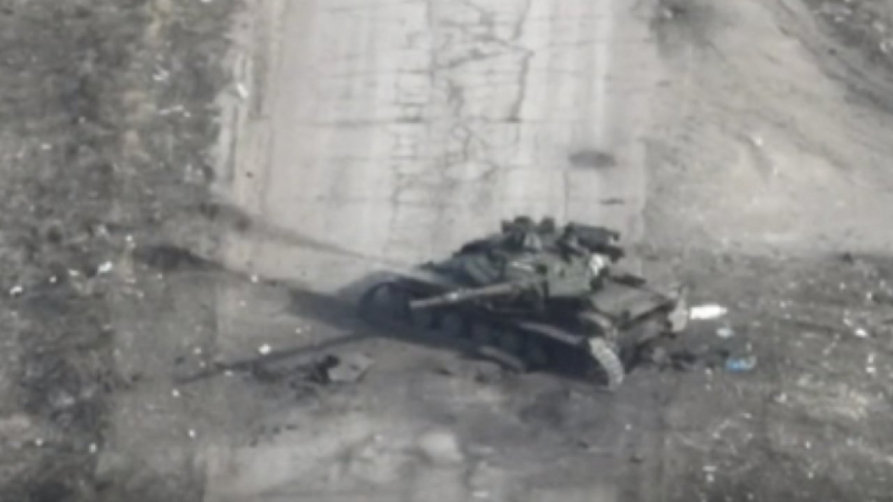 Ukrayna ordusu Rus tankını tek atışla imha etti