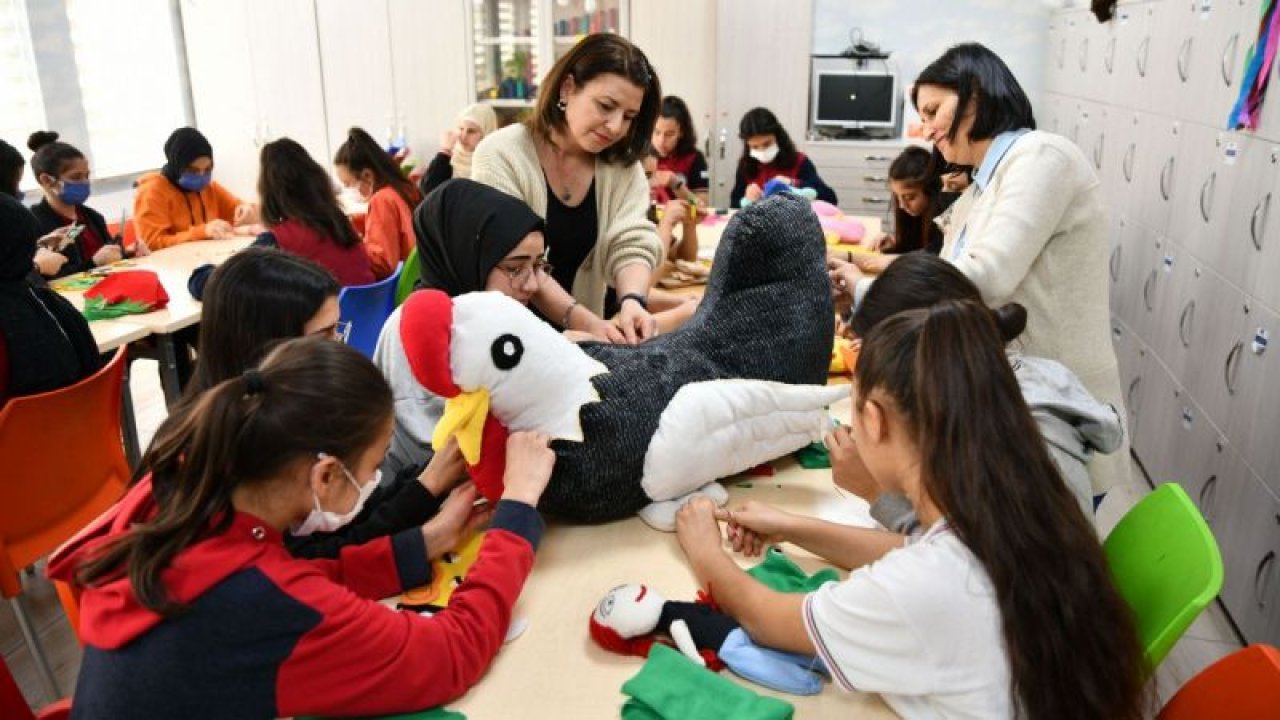 Meslek lisesi öğrencileri yaptıkları oyuncakları çocuklara hediye ediyor