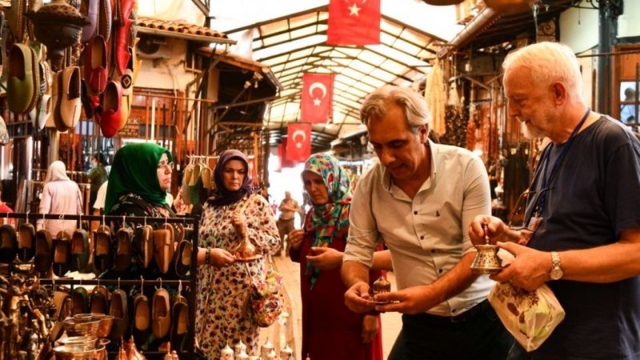 Gaziantep'te Kültür ve Turizm Bakanlığı ile Büyükşehir Belediyesi iş birliğiyle düzenlenen 7. Uluslararası Turizm Filmleri Festivali için yurt dışından gelen katılımcılar Gaziantep'i gezdi