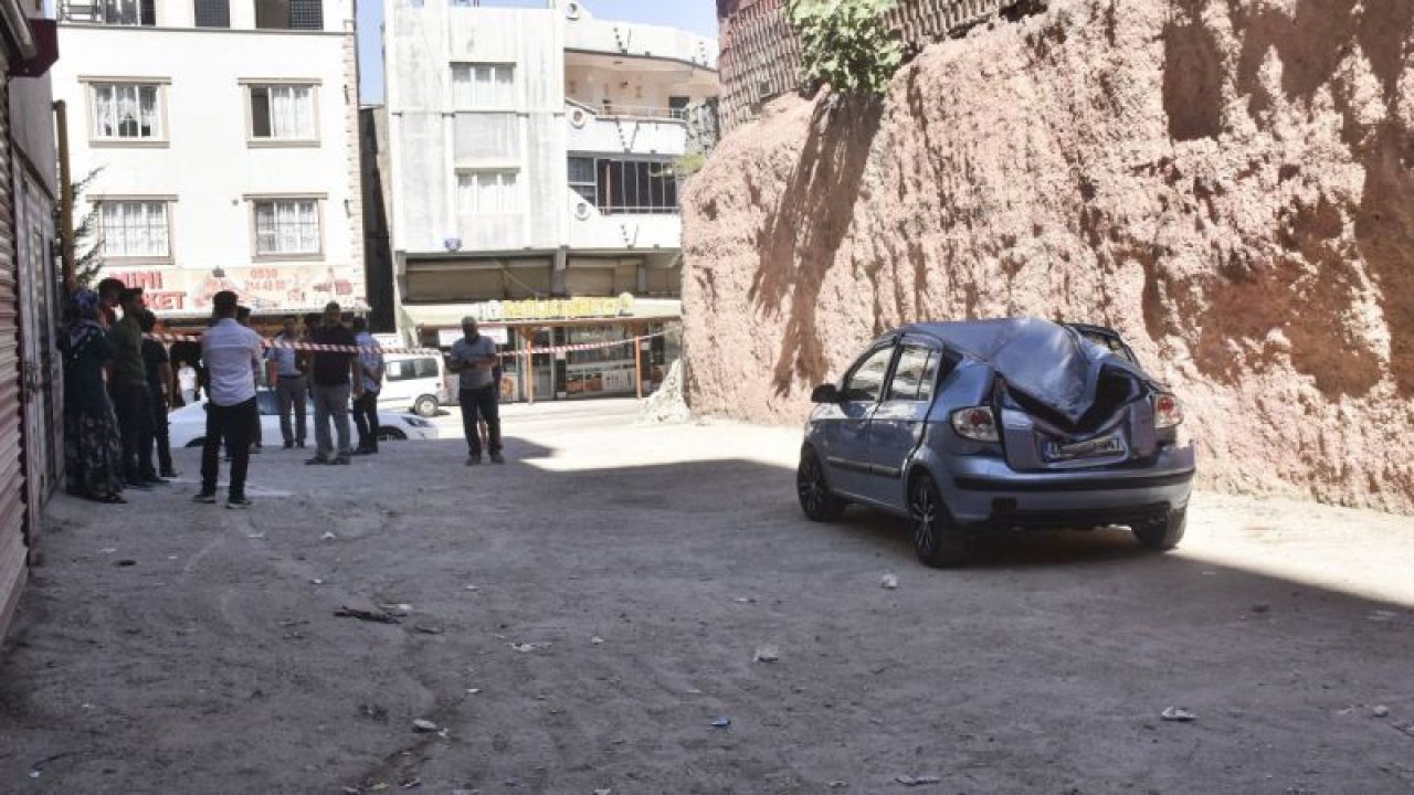 Gaziantep'te Bu NASIL OLDU DEDİRTEN KAZA? Gaziantep'te otomobil istinat duvarından park halindeki aracın üzerine düştü