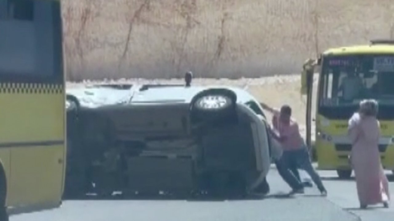 Gaziantep'te karıştığı trafik kazasında yan yatan otomobili vatandaşlar düzeltti