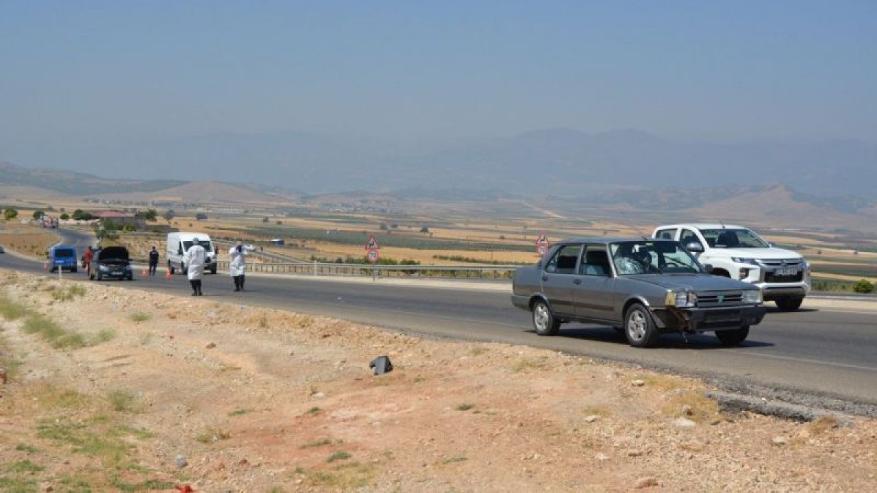 Gaziantep'te Feci kaza! Duman çıkan otomobilden inen aileden 2 kişi, otomobil çarpması sonucu öldü