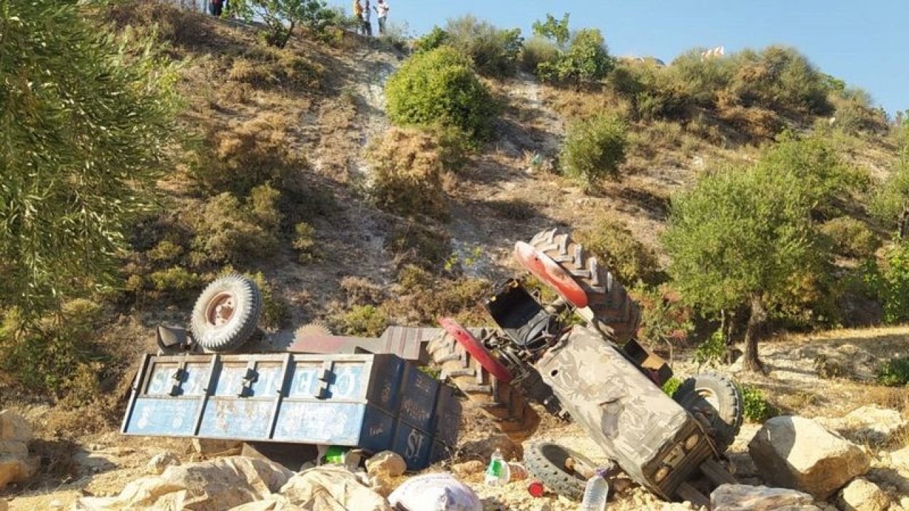 Son Dakika: İşte Detaylar... Gaziantep'in Nizip İlçesi'nde Traktör Şarampole Yuvarlandı...Fıstık toplamaya giden işçileri taşıyan traktör şarampole yuvarlandı.2 Ölü 2'si Ağır 5 yaralı