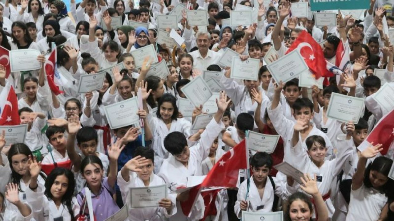 Gaziantep'te MUHTEŞEM sertifika töreni! Gaziantep'te yaz spor okullarından 19 bin 643 öğrenci sertifika aldı... Tahmazoğlu Her Öğrenciye Forma Sözü Verdi...İşte O Anlar