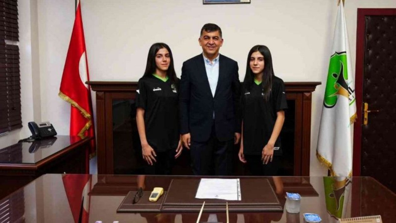 Gaziantep'te İkiz Kız Kardeşlerin Büyük Başarısı! ikiz kardeşler Merve ve Tuba Bozkurt aynı üniversiteyi kazandılar