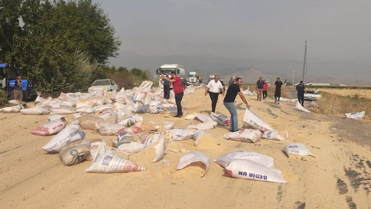 Son Dakika...Gaziantep'te tırın dorsesinden yaklaşık 5 ton yem çuvalları savrularak kara yoluna döküldü! Dökülen yemlerde dolayı trafik felç oldu...