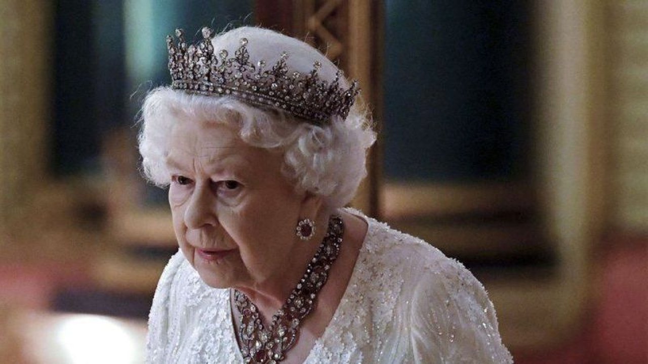 70 Yılı Aşkın Süre Boyunca İngiltere'nin Yönetimini Elinde Tutan Kraliçe Elizabeth'in Hayatı Olay Oldu: Prenses Olarak Çıktığı Ağaçtan, Bir Gün Sonra Kraliçe Olarak İndi!