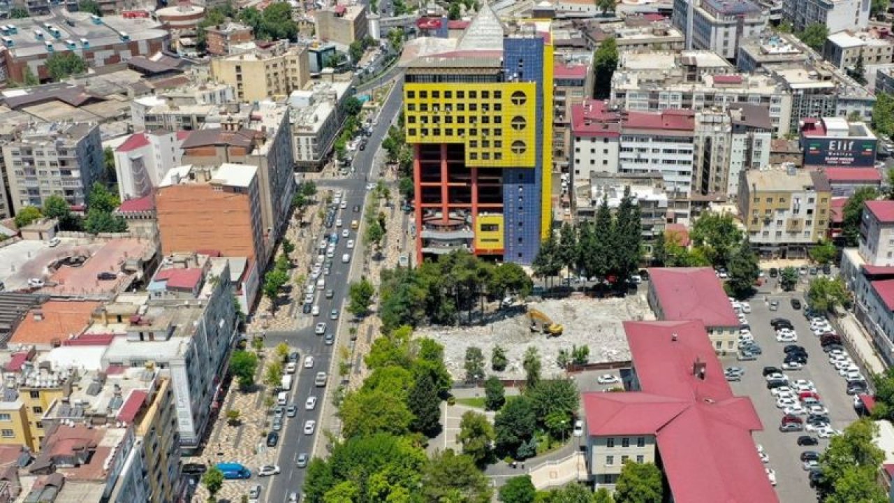 Kahramanmaraş'ta ki Dünyanın En Saçma Binası Seçilen binadan eser kalmadı