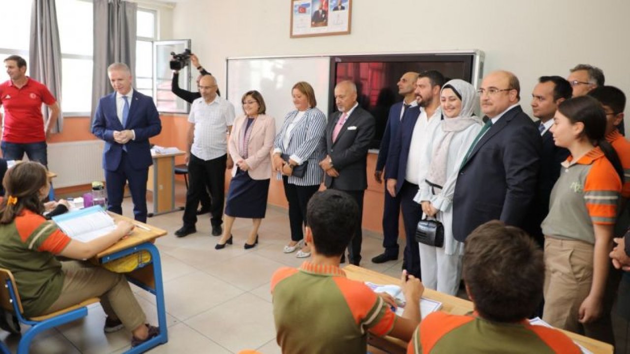 Gaziantep'in Nizip ilçesinde hayırsever Müslüm Erdoğan’ın üstlendiği Ayşen-Müslüm Erdoğan Ortaokulu düzenlenen törenle açıldı.