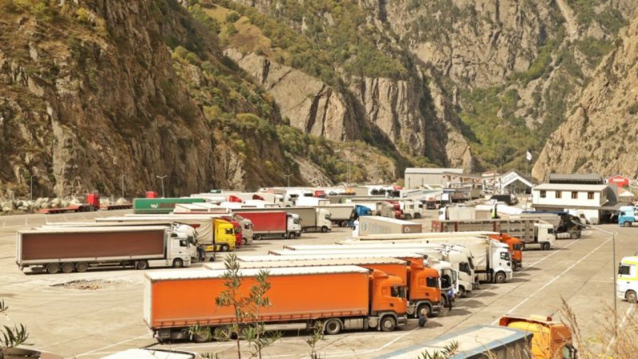 Rusya-Gürcistan sınırında Türk tır sürücülerinin sınırdaki bekleyişi sürüyor