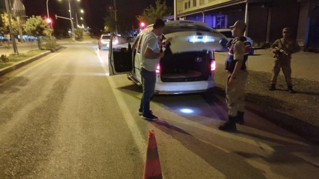 Gaziantep'in İslahiye ilçesinde polis ve jandarma ekiplerince, "huzur ve güven" uygulaması gerçekleştirdi