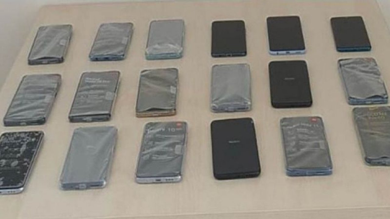 Gaziantep'te bir işyerine yapılan operasyonda 18 kaçak cep telefonu ele geçirildi