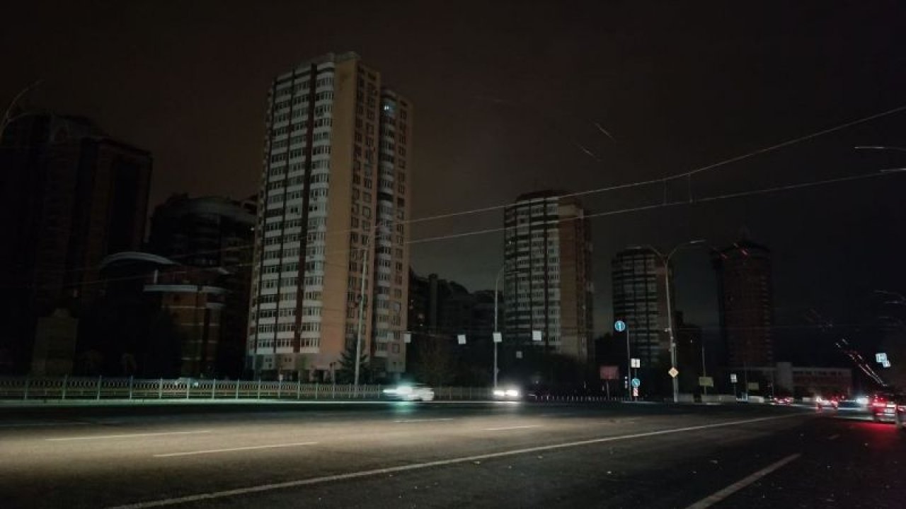 Ukrayna, zorunlu elektrik tasarrufu kararıyla karanlığa gömüldü