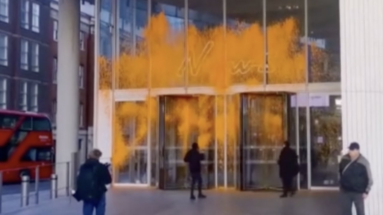 Çevre aktivistleri Londra’yı turuncuya boyadı