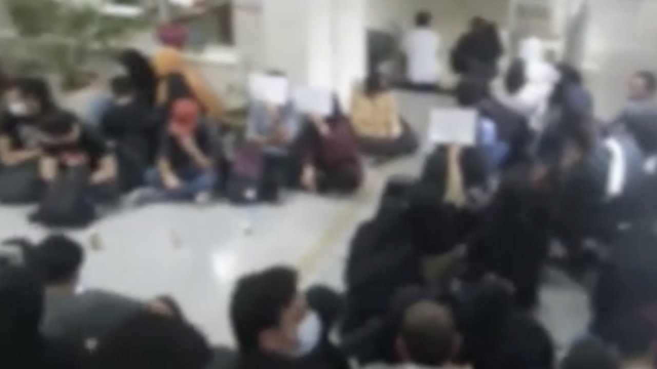 İran’da üniversitelerde tutuklu öğrenciler için protesto