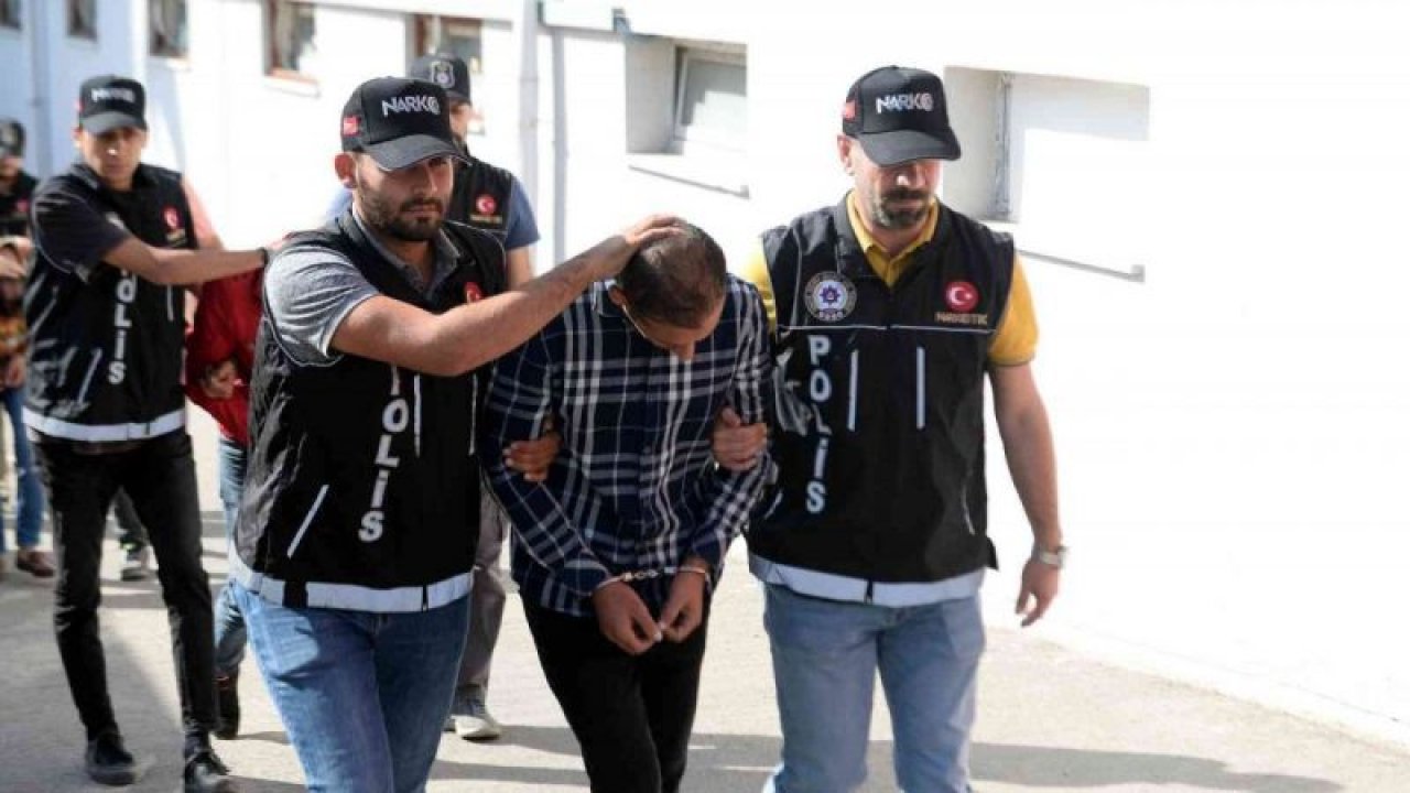 Gaziantep otoyolunda 27 kilo 500 gram esrar yakalatan 4 zanlı tutuklandı