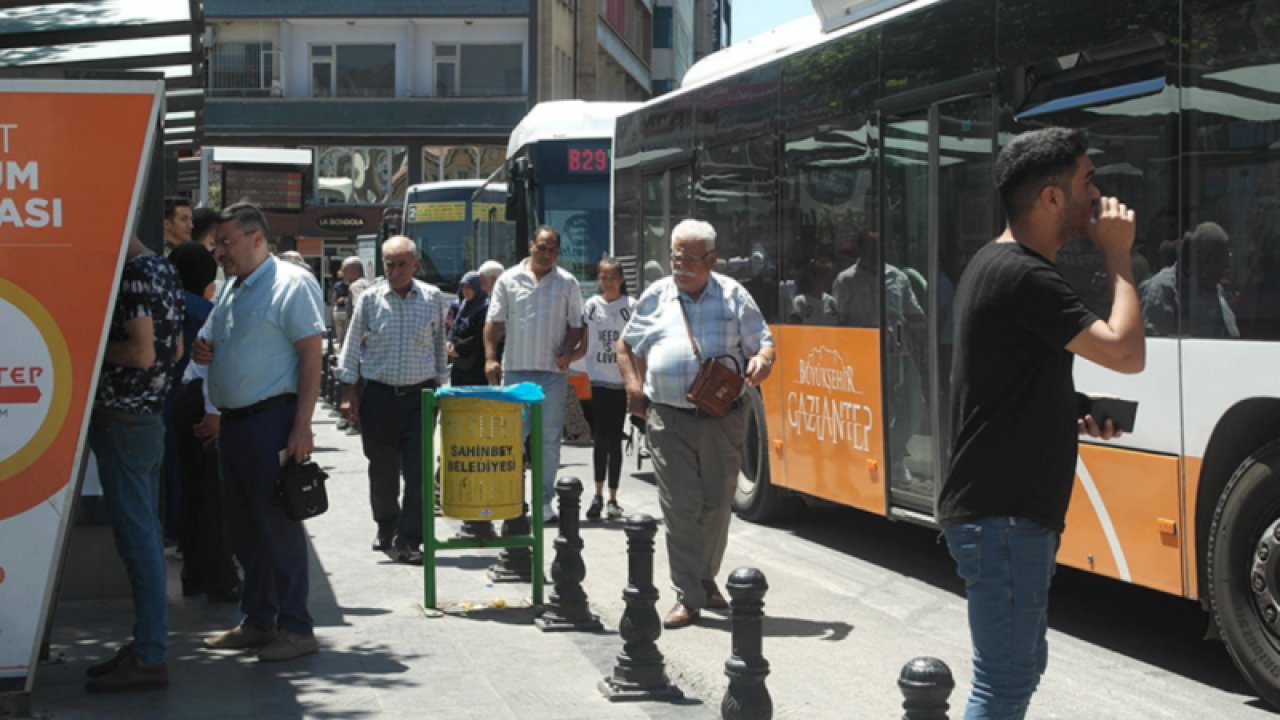 Gaziantep'te Toplu Ulaşım IZDIRABI! OTOBÜSLER KALABALIK, VATANDAŞ GERGİN!  Gaziantep’te toplu taşıma araçlarındaki yoğunluk, her gün tartışmaları da beraberinde getiriyor.