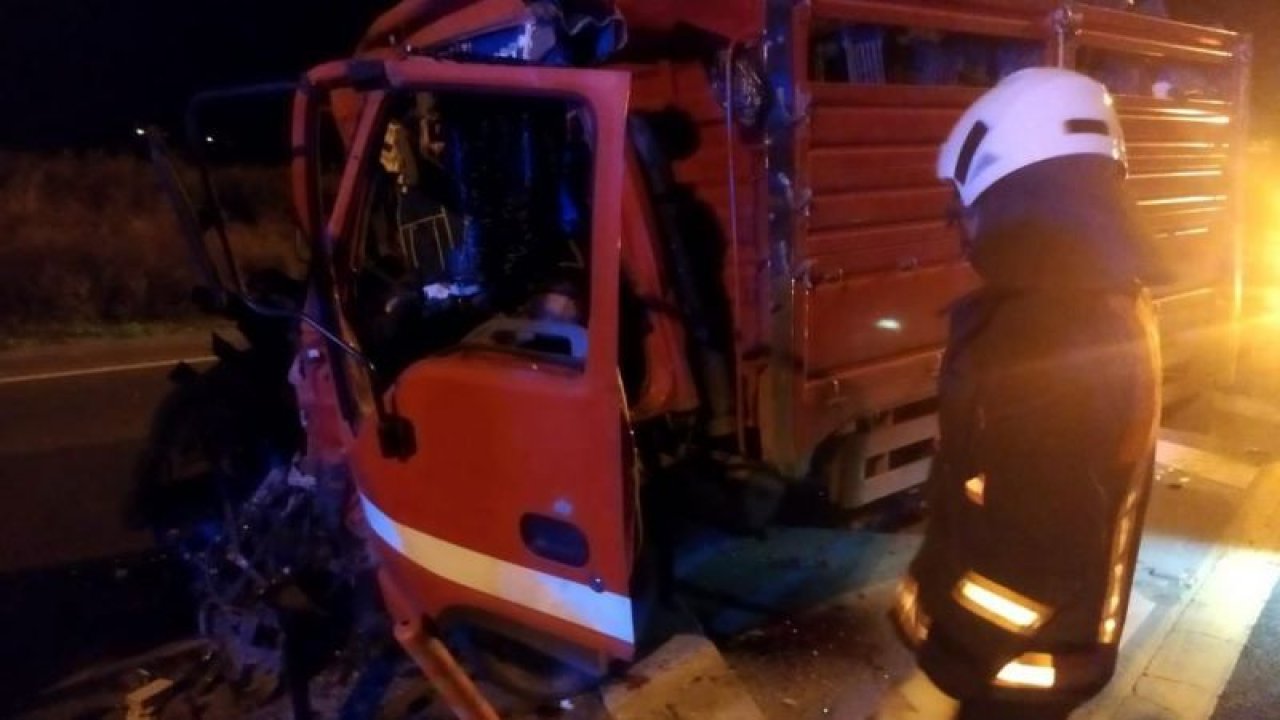 Tarsus-Adana-Gaziantep  otoyolunda Tıra çarpan kamyonetin sürücüsü hayatını kaybetti