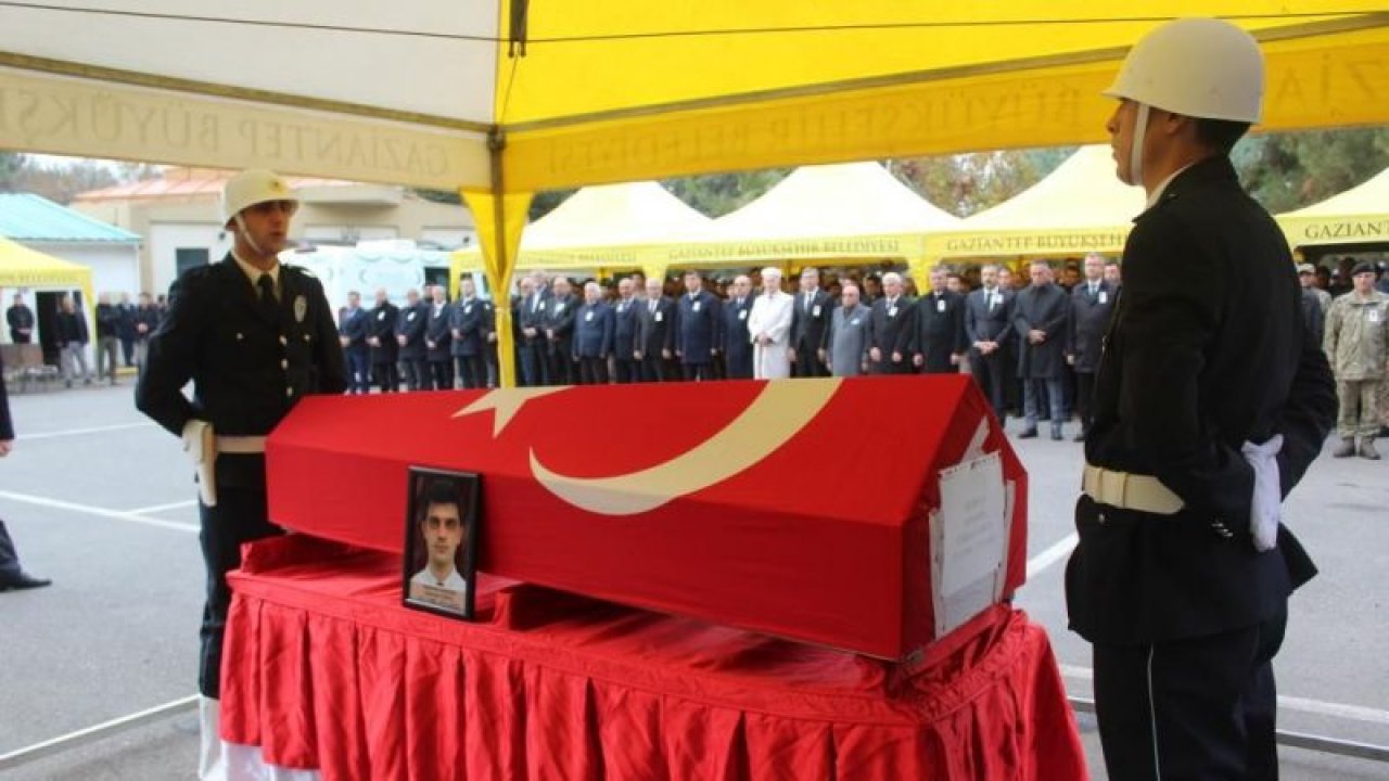 Gaziantep'te görevli Komiser Gökhan Torun, geçirdiği kalp krizi sonucu hayatını kaybetti.
