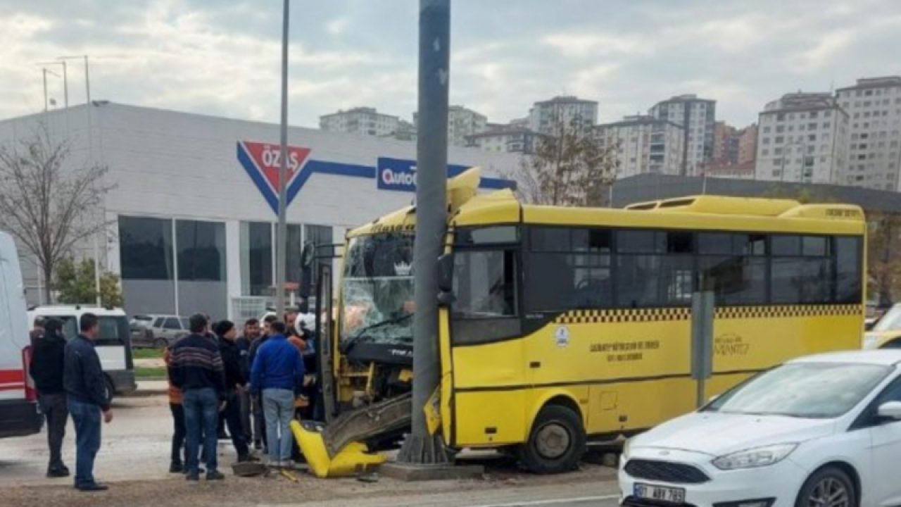 Gaziantep'te halk otobüsü direğe çarptı: 3 yaralı