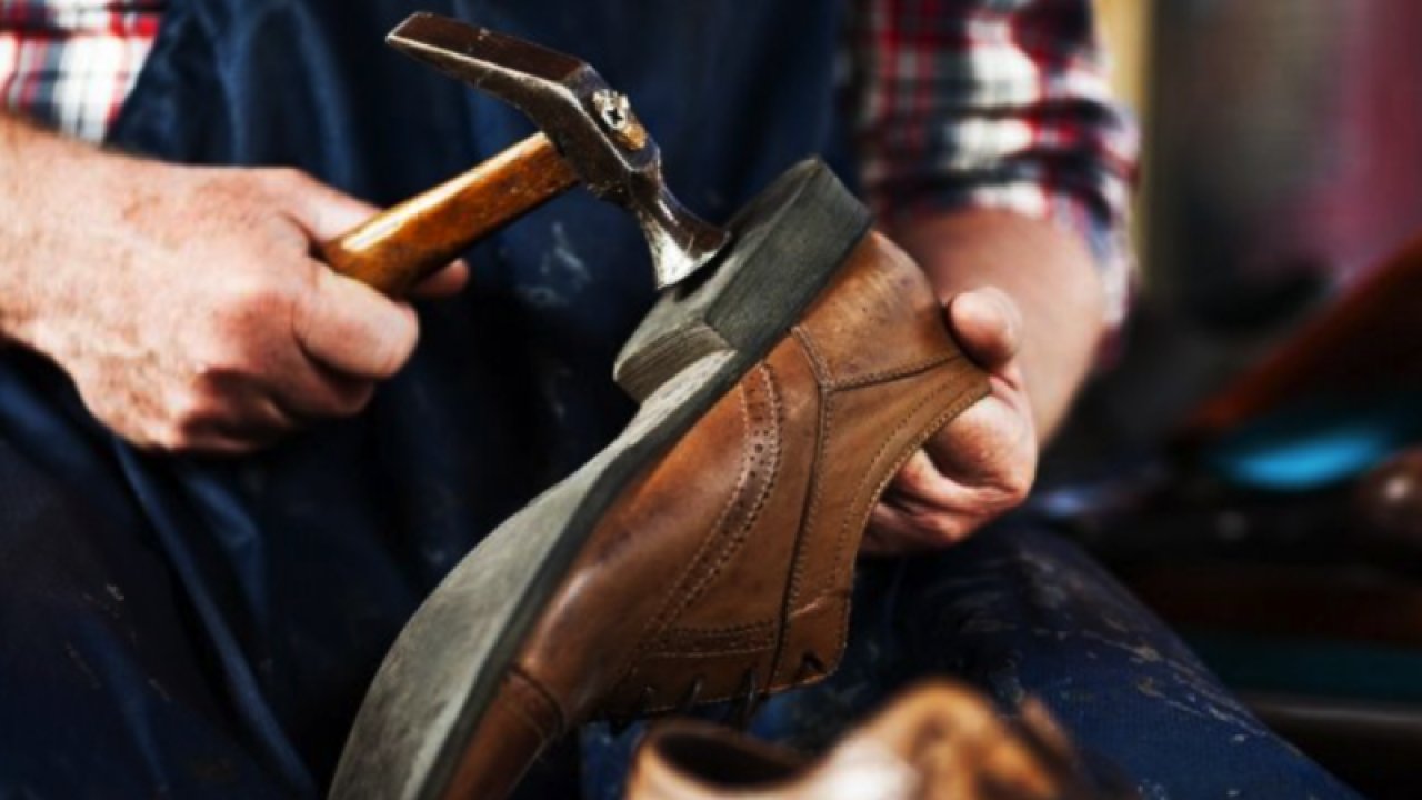 Gaziantep'te ayakkabı fiyatlarının artması ile birlikte insanlar ayağındaki ayakkabıları daha özenli kullanmaya ve tamir ettirmeye başladı.