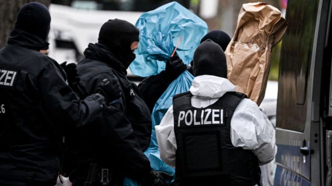 Almanya’da darbe planladığı belirtilen aşırı sağcı gruba operasyon...  Gözaltına alınanlardan 13'ünün tutuklandığını bildirdi.