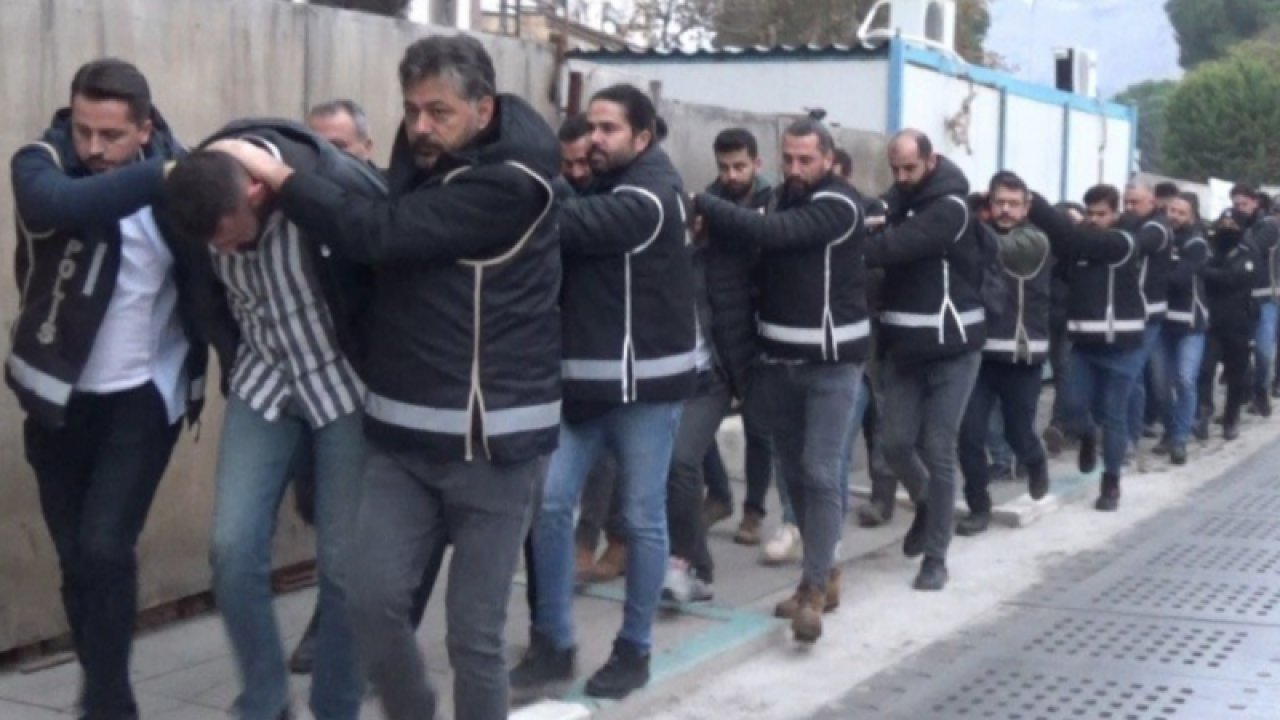 İzmir merkezli Gaziantep, Balıkesir, Konya ve Isparta’da Herçekleştirilen 'SİLİNDİR' Operasyonu'nda Tutuklamalar Devam Ediyor