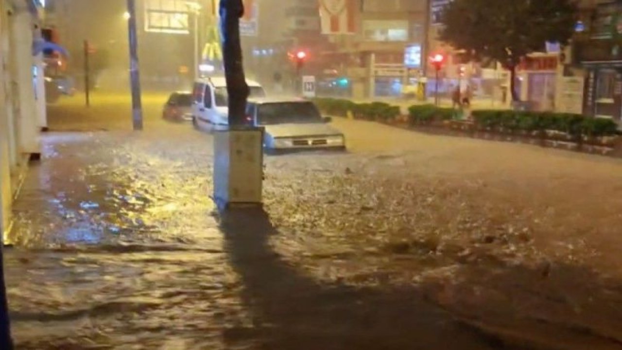 Antalya Kumluca’da sel: Evleri su bastı, araçlar zarar gördü
