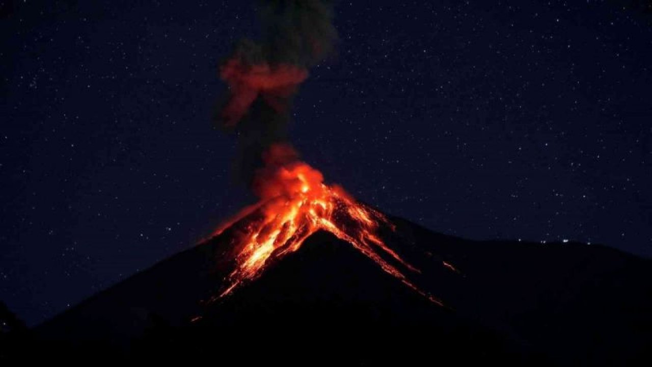 Guatemala’daki Fuego Yanardağı’nda patlama