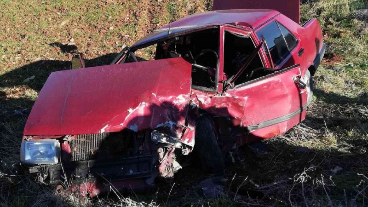 Gaziantep’te 2 otomobil kafa kafaya çarpıştı: 3 yaralı