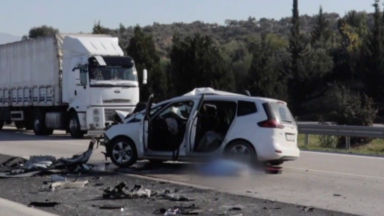 Tarsus-Adana-Gaziantep Otoyolu'nda otomobil tıra çarptı,1 kişi öldü 2 kişi de yaralandı