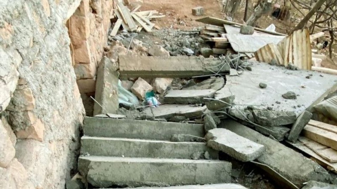 Çöken merdivenin altında kalan 2 kardeşten biri öldü
