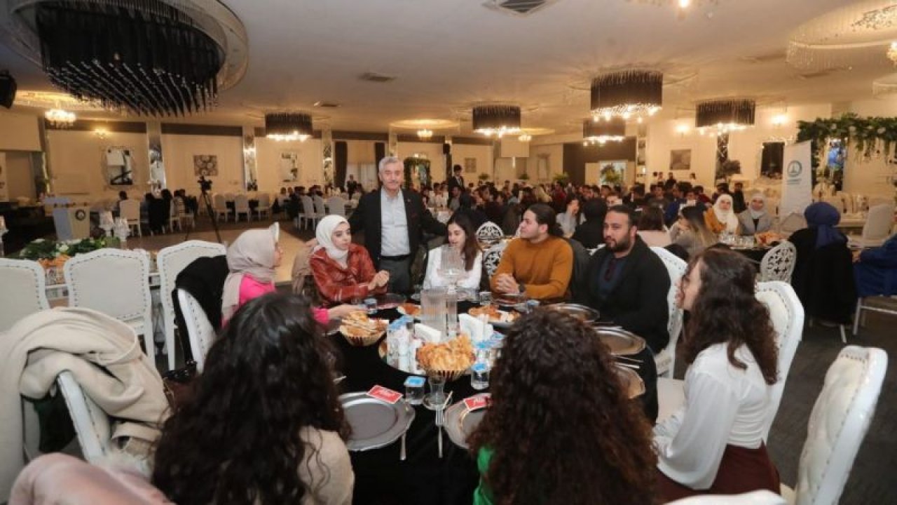 Gaziantep Şahinbey Belediyesi Başkanı Mehmet Tahmazoğlu Kayseri’de okuyan Şahinbeyli öğrencilerle buluştu