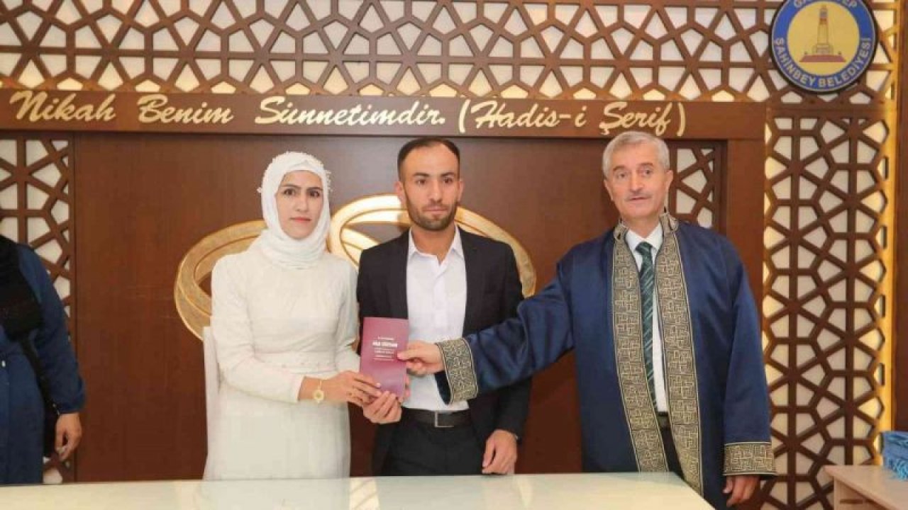 Şahinbey Belediye Başkanı Mehmet Tahmazoğlu nikahı kıyılan çifte sürpriz yaptı