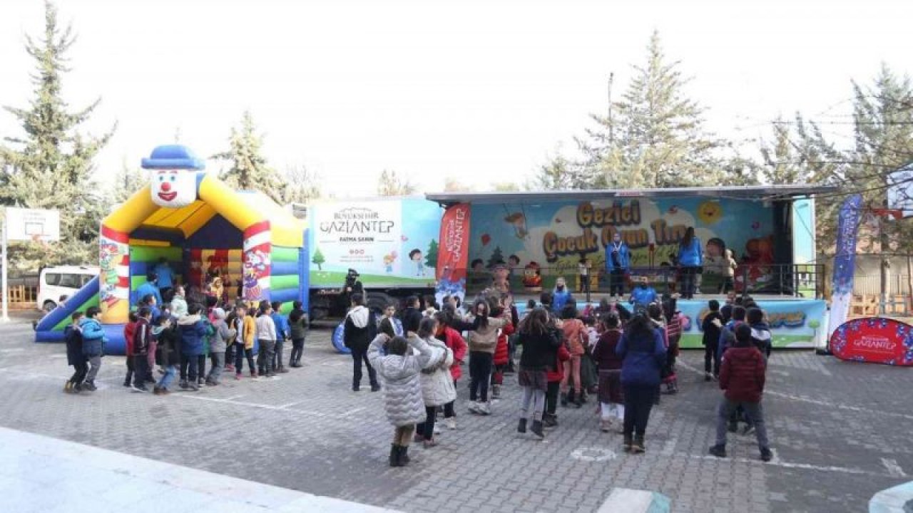 Gaziantep Büyükşehir Belediyesi'nin “Gezici Çocuk Oyun Tırı” eğlenceyi dezavantajlı çocukların ayağına getiriyor