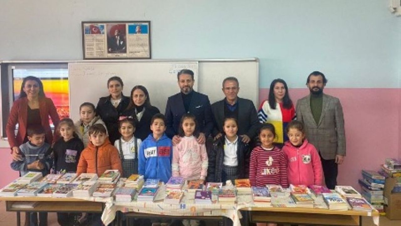 Gaziantep'te öğrencilere kıyafet ve kitap hediye edildi