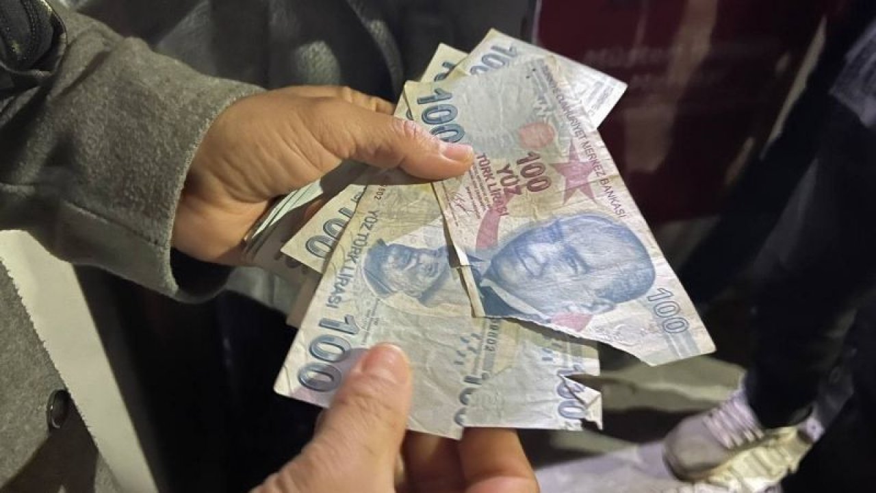 ATM’den para çeken vatandaşlar, yırtık ve mürekkep boyası kaplı banknotları görünce gözlerine inanamadı.... Video Haber
