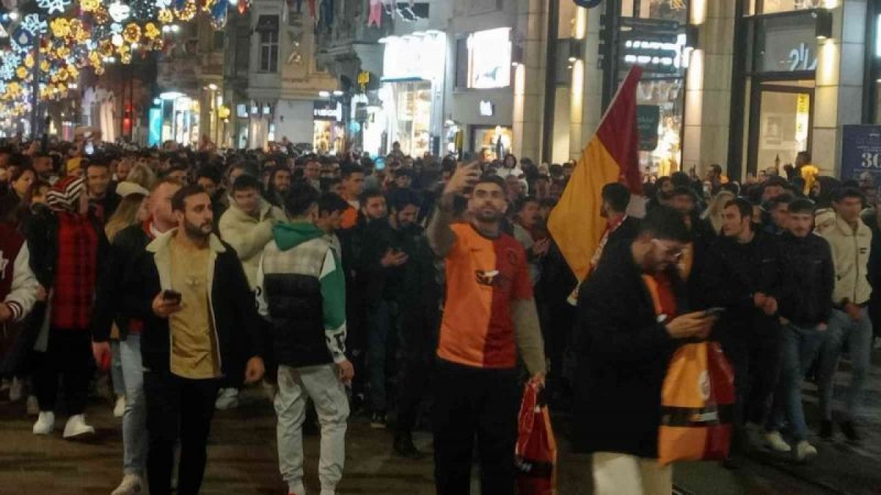 Fenerbahçe - Galatasaray Maçını 3-0 kazanan Galatasaray taraftarları Taksim Meydanı’nda kutlama yaptı