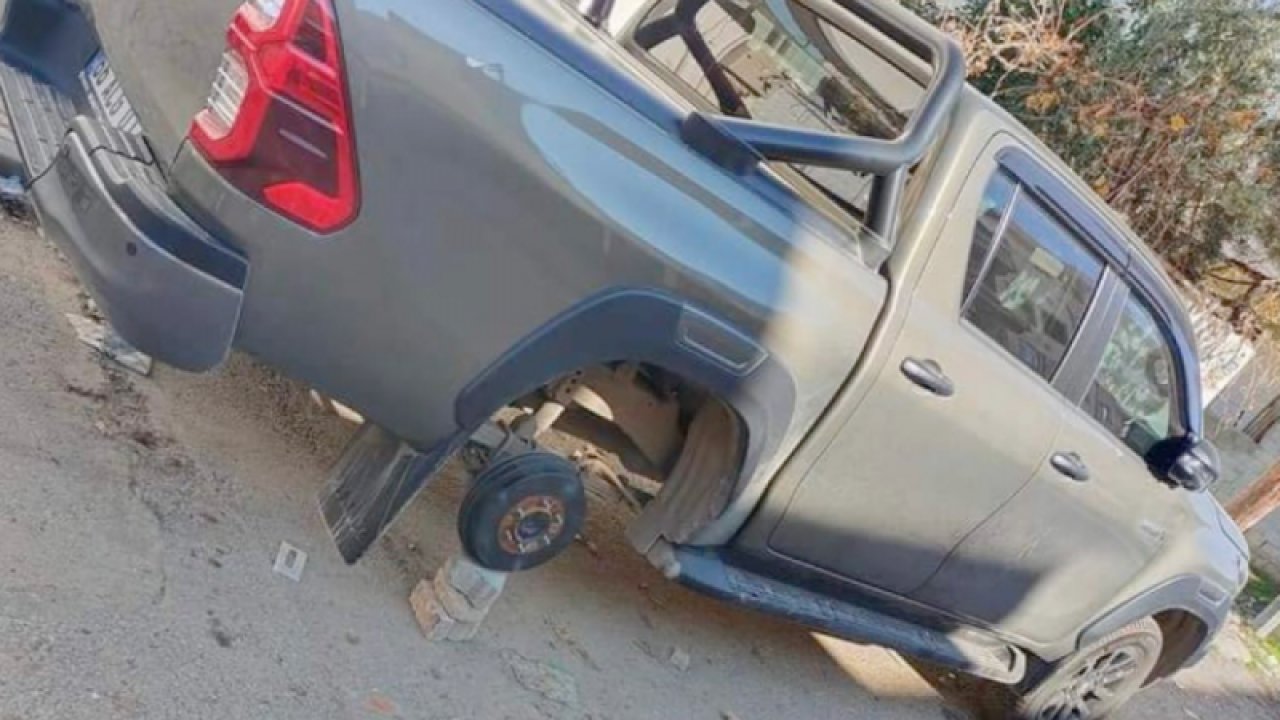 Gaziantep'te Park Halindeki Otomobilin Cantı Ve Lastiği Çalındı! Gaziantepli Vatandaş 'BIKTIK ARTIK HIRSIZLARDAN' diye Yakındı