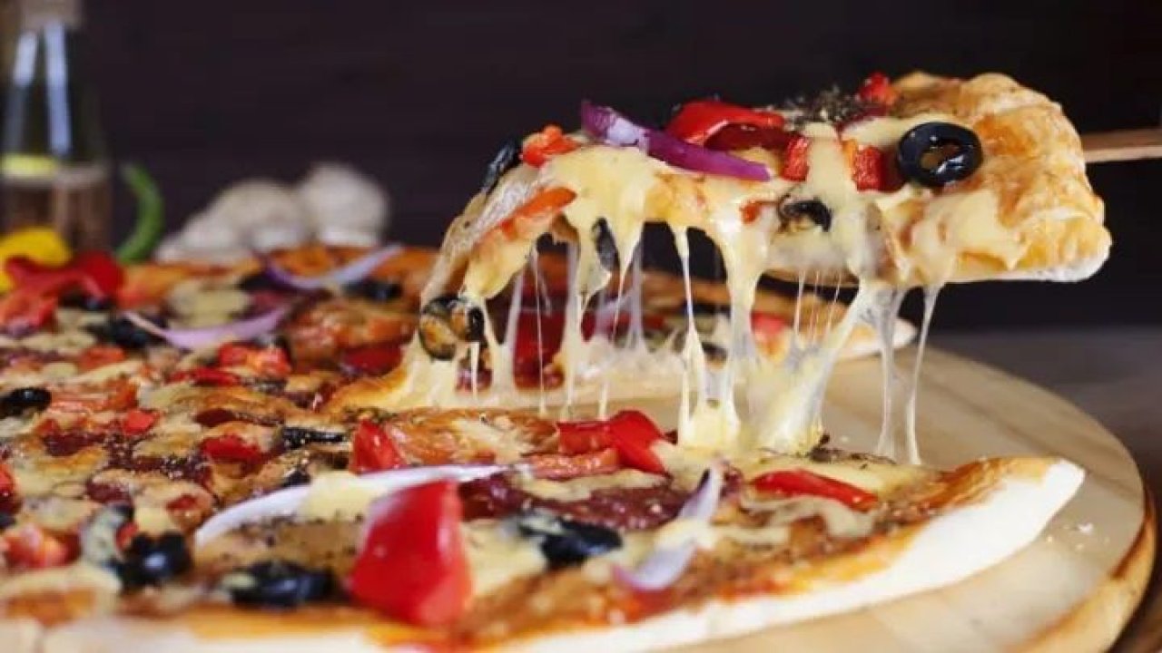 Çok beğenilmişti; Zuhal Topal’la Yemekteyiz programında yapılan karışık pizzanın tarifi ortaya çıktı! Püf noktalara dikkat edin