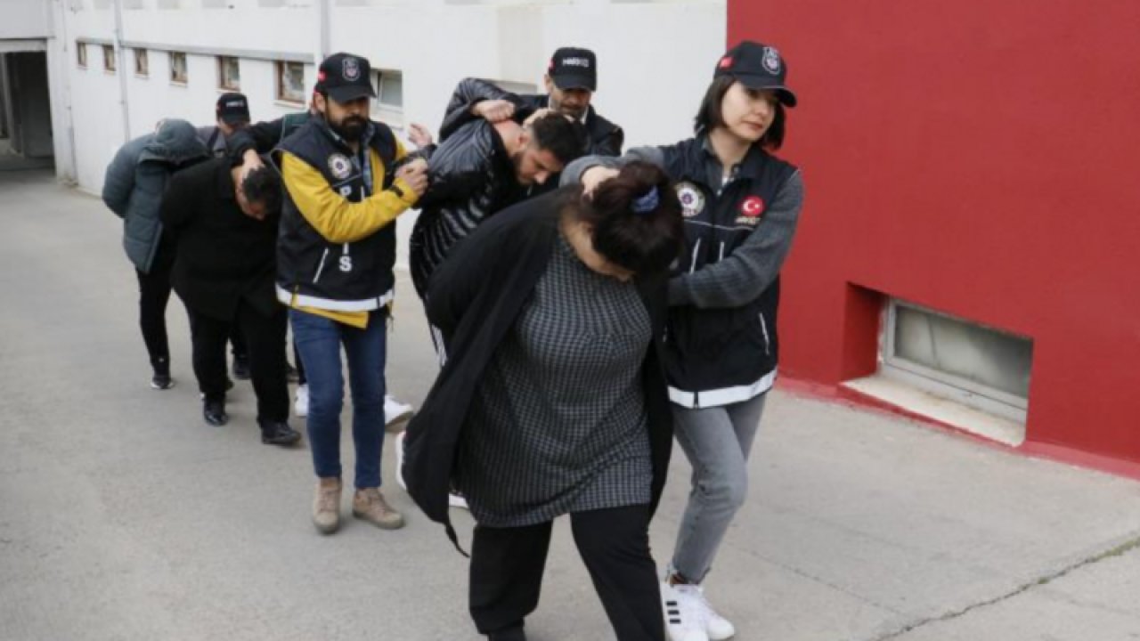 Tarsus-Adana-Gaziantep Otoyolunda Çocukları da alet ettiler, kilolarca esrarı taşırken yakalandılar... Video Haber