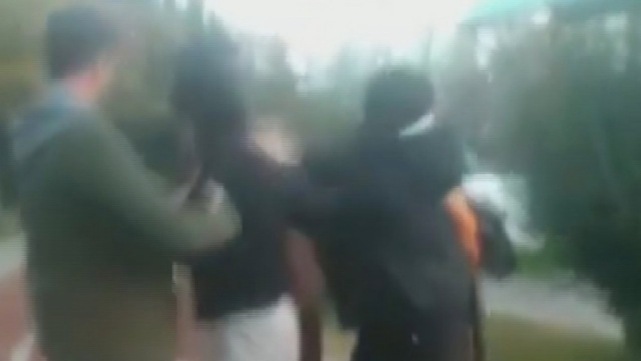 Ortaokul öğrencisi Kızların hepsi! Aralarına aldıkları arkadaşlarını öldüresiye dövdüler... Video Haber