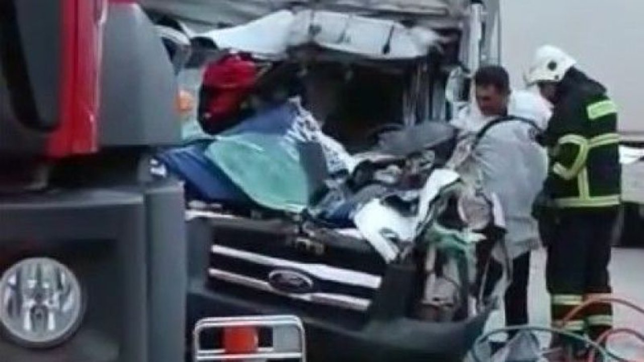 Gaziantep otoyolunda feci kaza! Seyir halindeki tıra arkadan çarpan kamyonetin sürücüsü hayatını kaybetti