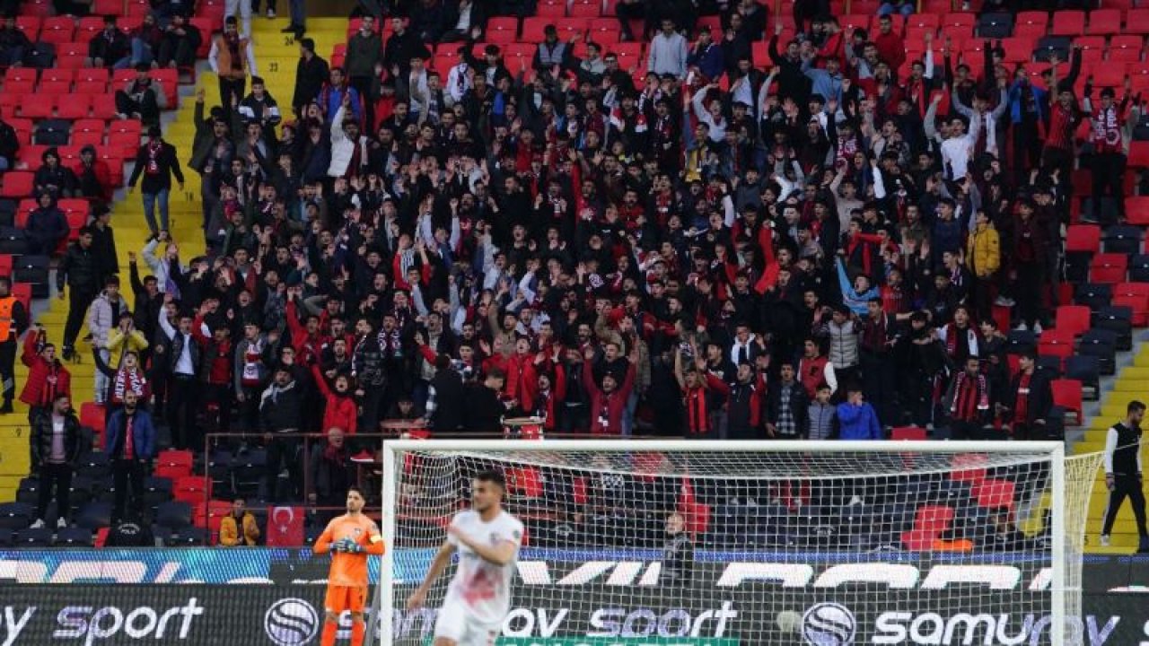Gaziantepli futbolseverler hemde Sivassporlu taraftarlar  EROL BULUT'U İSTİFAYA ÇAĞIRDI! Binlerce Taraftar  karşılıklı olarak, “Erol Bulut istifa” tezahürat yaptı...TÜRKİYE'DE İLK