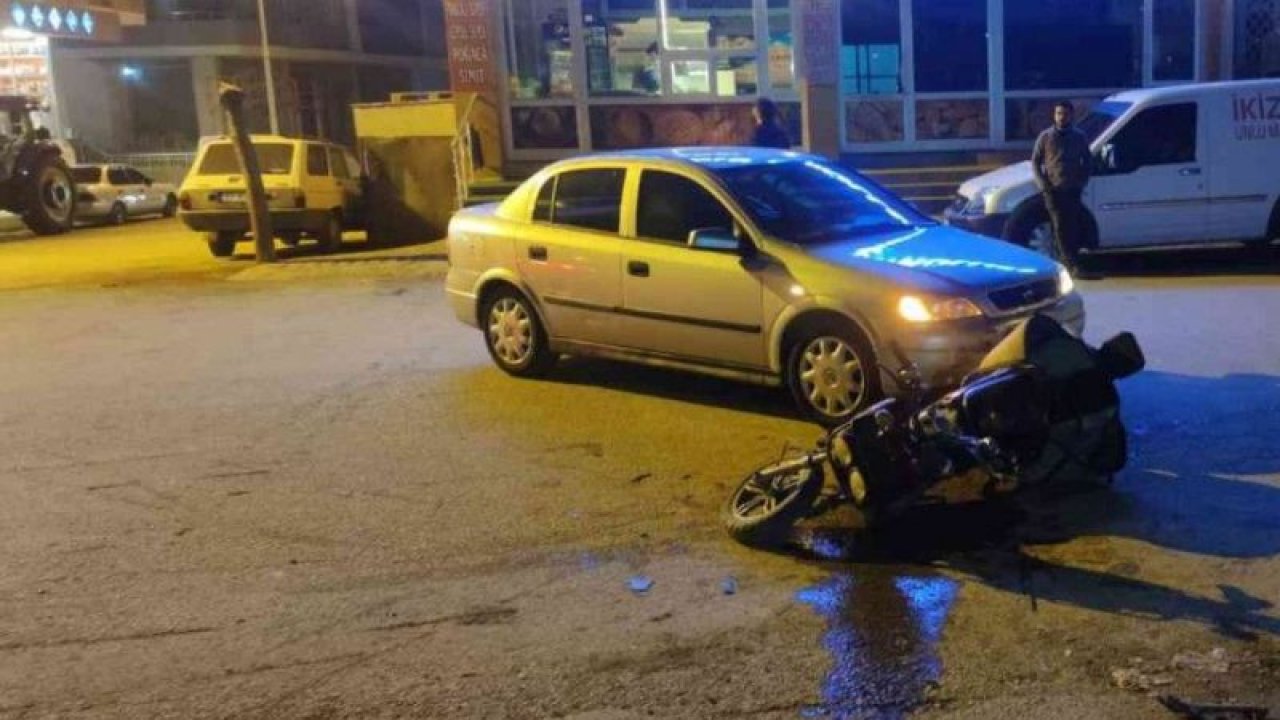 Gaziantep'te otomobilin çarptığı motosikletli kurye yaralandı...Kaza anı kameralara yansıdı