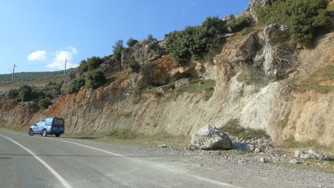 Gaziantep'in İslahiye ilçesinde yamaçtan kopan kaya parçası kara yoluna düştü