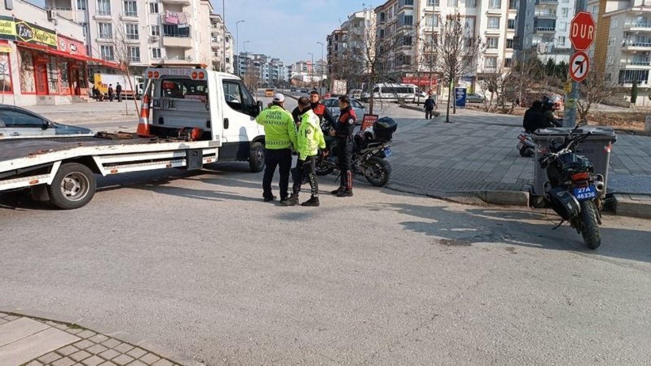 Gaziantep'te dur ihtarına uymayan şüpheli şahısları kovalayan yunus polisleri kaza yaptı! Meydana gelen kazada 2 yunus polisi yaralandı